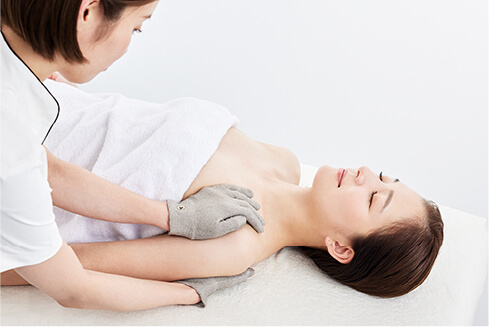 疑似生体電流を流しながら姿勢改善