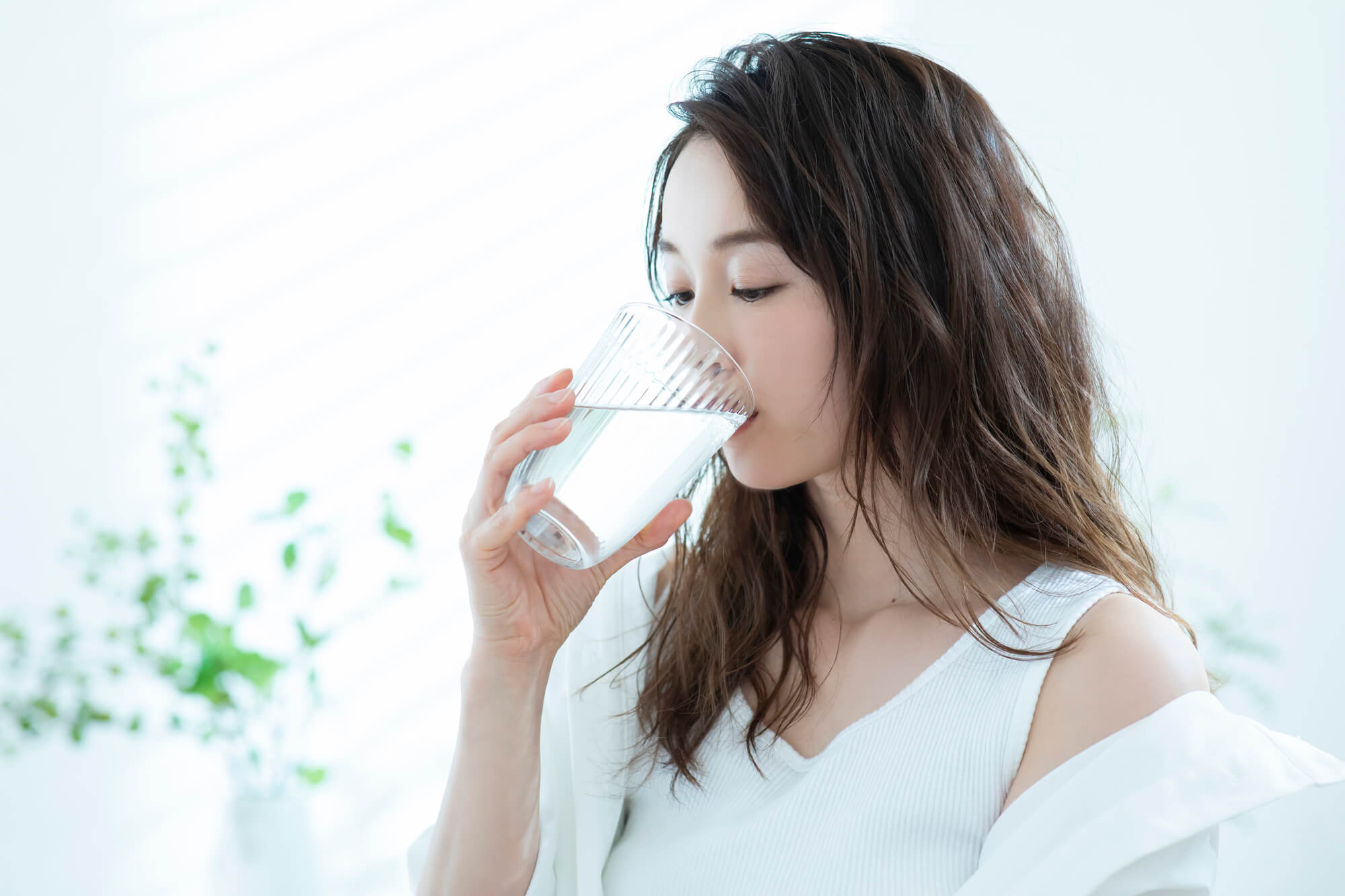 水を飲む