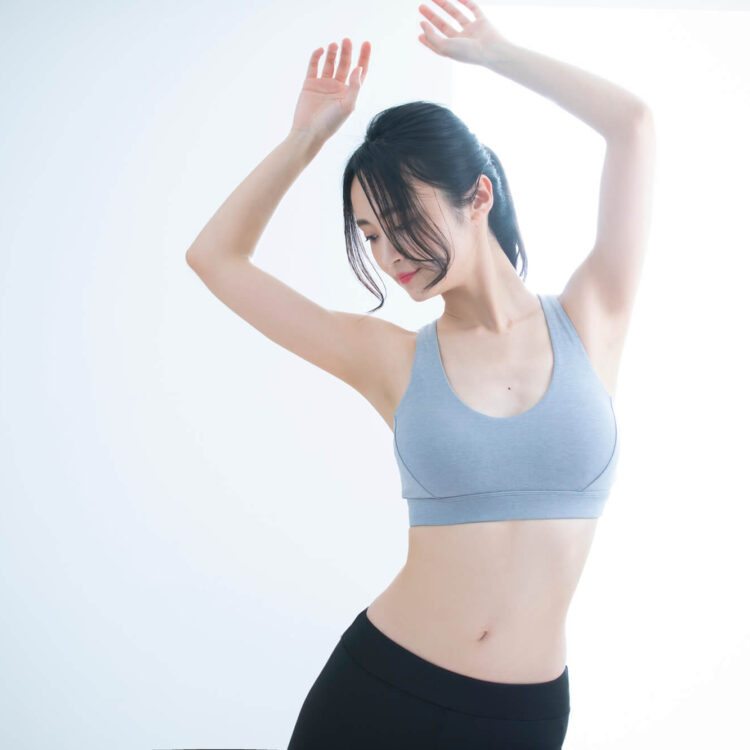 バストアップ体操6選！自宅で座ったまま簡単にできるトレーニングや効果が出るポイントなど解説