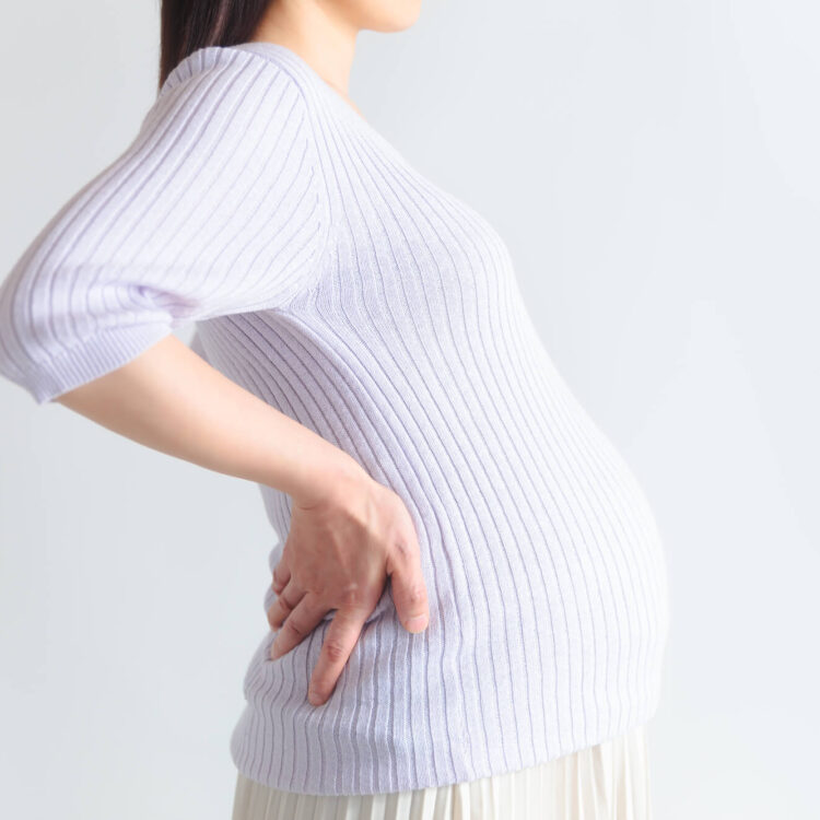 反り腰はバストにどう影響する？