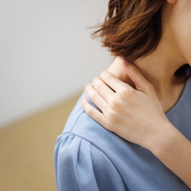 肩こりはバストアップに悪影響って本当？理由や改善する方法も解説
