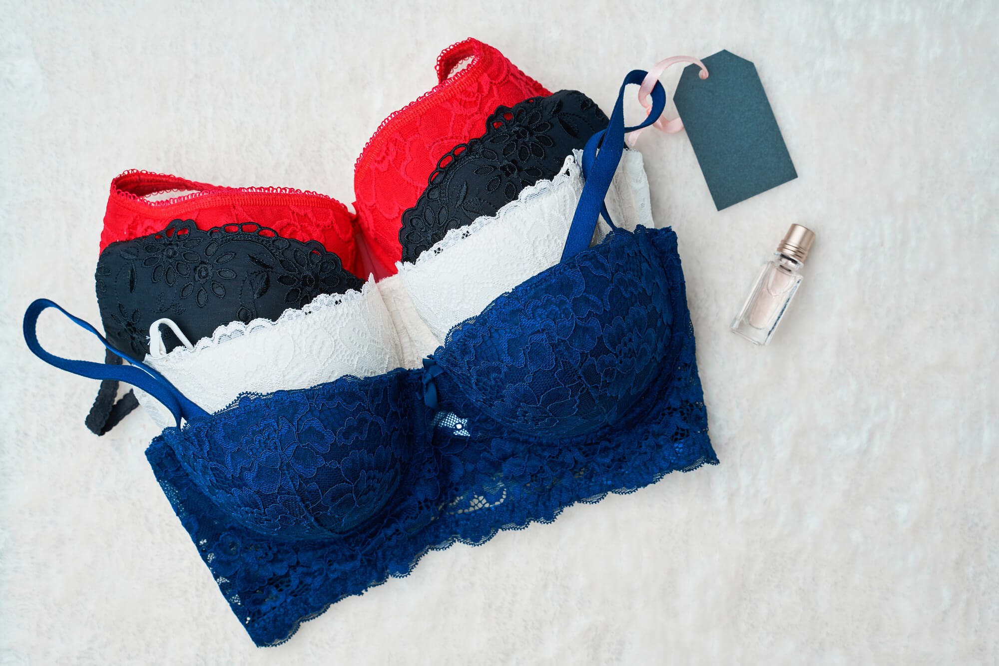 胸の位置を高くするブラジャーとは