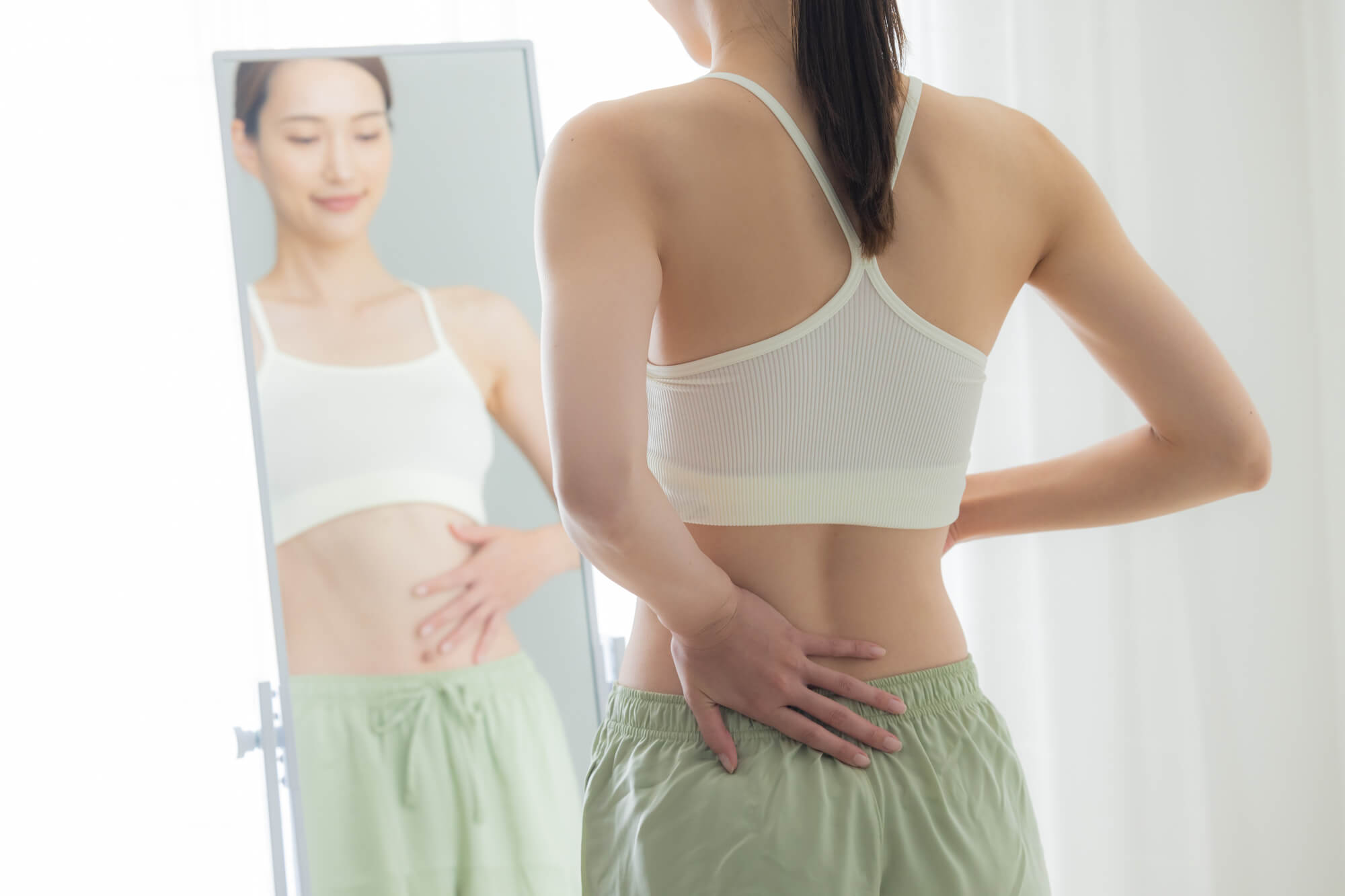 反り腰はバストアップに悪影響って本当？理由や改善する方法も解説